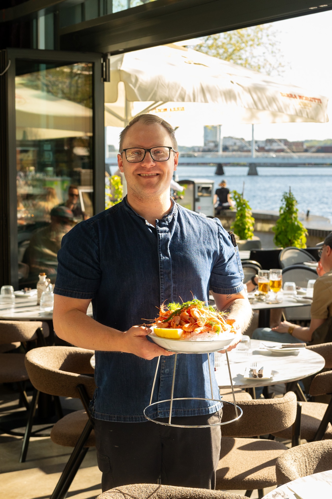 Kocken med skaldjursfat